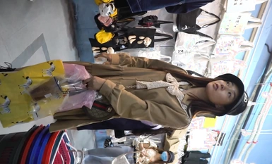 Trung tâm mua sắm YC đã bí mật bắn một phụ nữ trẻ xinh đẹp mặc áo lót rộng với bộ lông mu rối bù lộ ra từ chiếc quần lót ren trắng hơi xuyên thấu