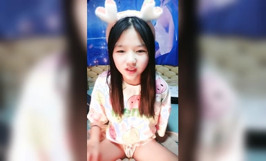 Ang pinakamagandang dilag na ipinanganak noong 2000! Sweet at girl-next-door type! Maliit na mabalahibong pink na butas, naliligo sa banyo, maliliit na suso, dahan-dahang ipinasok ang vibrator, ang pagdila sa butas ng kasarian ay nagiging makati.