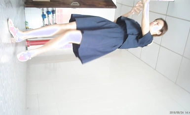 Technology Park women's toilet squatting wear purple love interest within the end Zhuang beauty girl, tight tender pussy sprayed a long thin arc