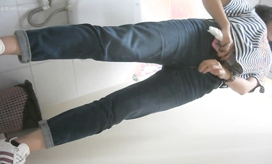 辦公樓近距離偷窺條紋衫美女的多毛大黑B