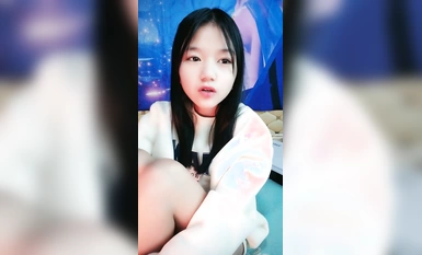 Laurie goddess seductive high face value the whole face with wolf friends interactive tease, sexy pink pussy bath seduction pee to wolf friends see, yogurt to the pussy to let the little brother lick oral sex