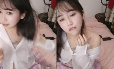 Cô bạn gái gợi cảm trong chiếc tất trắng gợi cảm và bộ đồng phục gợi cảm lộ mặt trong buổi phát sóng trực tiếp của chương trình đầy đam mê. Cô ấy đưa ra những nhận xét dâm ô và dâm đãng, đồng thời tương tác với những người bạn sói của mình để trêu chọc cô ấy bằng đạo cụ trong lồn, rên rỉ và có thể. xuất tinh.