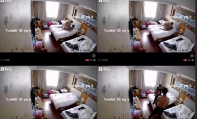 In the hotel mail delivery, the wife put on a revealing models of super short skirt intentionally in front of the courier brother bending over in the suitcase to get clothes for the courier brother to see completely exposed PP, look at the courier brother