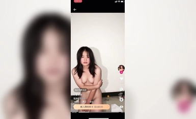 Một nữ sinh bị bắt nạt trong khuôn viên trường đã bị một bạn nữ lột trần, thậm chí còn mời các bạn nam đến thăm. Cô ấy còn bị buộc phải quỳ trước mặt các bạn nam và nói yêu bạn mãi mãi.