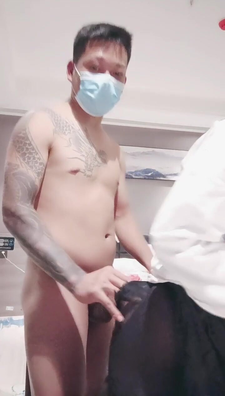 雞巴又粗又大的紋身大哥讓騷逼少婦穿上黑絲再玩她，口交大雞巴小嘴塞不下，多體位爆草騷穴淫聲盪語後入玩奶