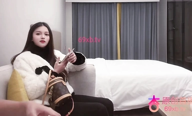 가슴이 크고 성격이 온화하며 몸매가 좋은 소녀와 사귀고 있는 고스트 풋의 일곱 스카우트.