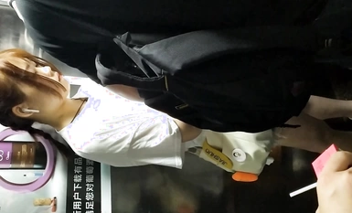 科技園女廁脫光下半身聞內褲小騷妹 從後面看飽滿的嫩穴真像菠蘿 2