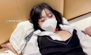 소녀의 몸은 즐거움으로 흠뻑 젖어 있고, 그녀의 보지는 피에 흠뻑 젖어 너무 분홍색입니다!