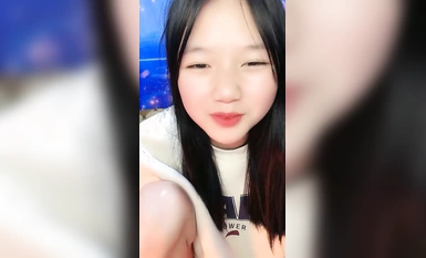 A superbly pure little radish, the whole face peeing to the wolf friend to see, the pussy and props clean oral sex brother's big cock, let brother lick pussy props pumping good harassment ah!