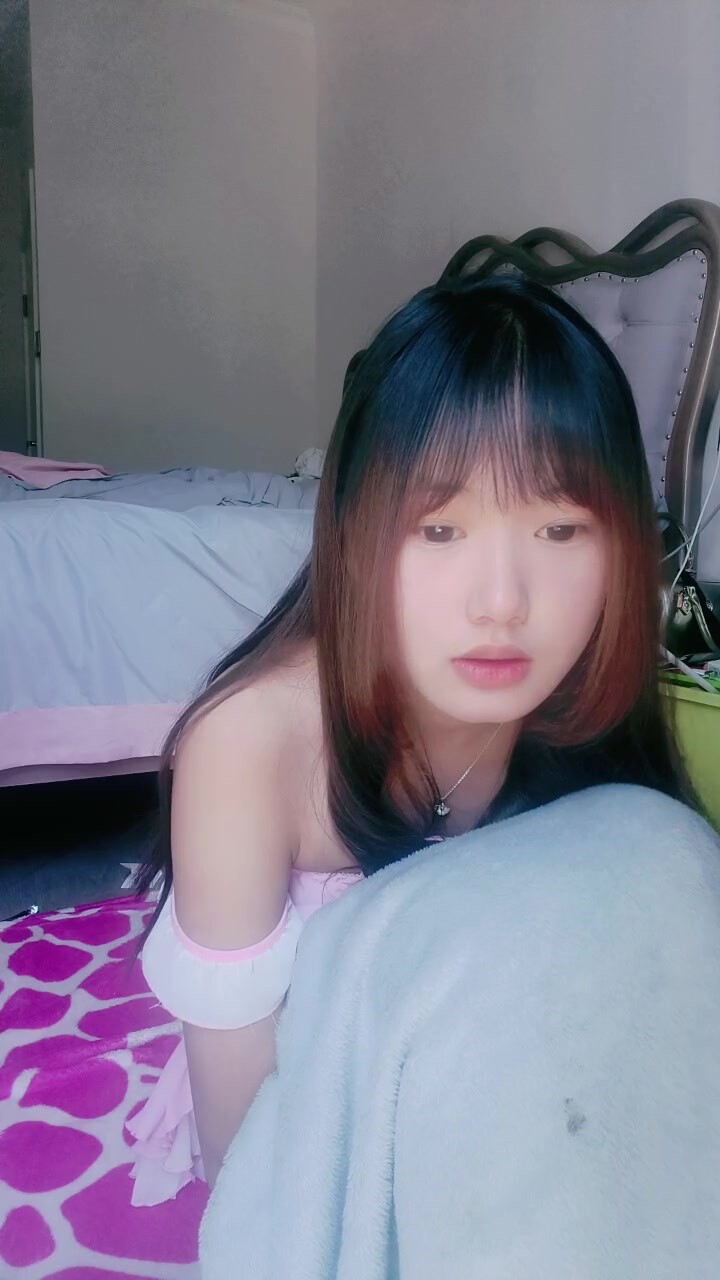 Pure ceiling! A good and quiet girl! Lift up her dress, her breasts, her ass, her pussy, her legs and her face!