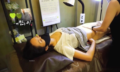 美容院偷拍 年輕美女做逼逼脫毛手術，女技師往陰唇塗蠟疼得妹子嗷嗷叫