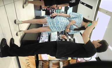 偷拍大師商場尾隨偷拍 美女裙底風光極品lo裙肉絲美女！性感透明內前抄黑森林