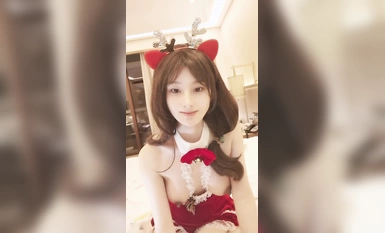 ผู้มาใหม่หน้าตาดีโชว์ใบหน้าของเธอตลอดการถ่ายทอดสด เธอแต่งตัวในชุดเซ็กซี่เพื่อหลอกล่อเธอด้วยการถูหน้าอกและเล่นกับหีของเธอ หีของเธอเต็มไปด้วยอุปกรณ์ประกอบฉาก และหีของเธอหนาและมีขนดก และแกล้งเพื่อนหมาป่าของเธอ