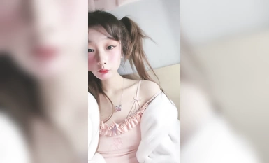 สาวสวยหางแฝด ใหม่ล่าสุด! ใบหน้าก็แดงระเรื่อ! ปากเล็กเกินกว่าจะกินเจบีตัวโตได้ เธอยกเสื้อผ้าขึ้นและมีหน้าอกเล็ก