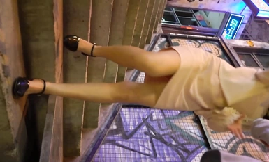 偷拍大神四處尾隨偷拍美女裙底風光 牛仔連衣裙小姐姐白色半透明蕾絲內褲