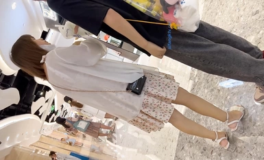 偷拍大神四處尾隨偷拍美女裙底風光 牛仔連衣裙小姐姐白色半透明蕾絲內褲