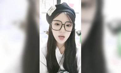 Cô gái ngây thơ và đeo kính với vẻ ngoài bất khả chiến bại! Lần đầu tiên vào phòng trả phí! Cặp mông trái đào tròn trịa, bộ ngực khủng được nhào nặn, mông bị tát vặn vẹo khiến người ta muốn dừng lại.