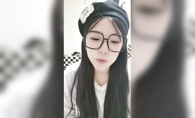 顏值無敵清純眼鏡妹！近期下海收費房！換上情趣裝抖奶，脫下內褲極品肥臀，對著鏡頭扭動