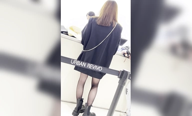 Người đẹp chân dài đẹp nhất trong trang phục tất đen bị theo suốt đến trung tâm thương mại để mua hàng giá hời khi đi mua sắm cùng bạn trai.