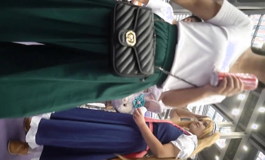 スカートの下に美しい少女の写真を撮るために神のショッピングモール ダブルポニーテールJKセクシーガーターソックス透明なレースピンクの内側クリップにチン+美しい少女が積極的に彼女の足を持ち上げ、スカートを持ち上げるわずかに透明な白の内側完璧な角度