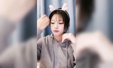 ผู้หญิงผมหางม้าแฝดและหน้าอกสวย! มีพลังมาก! เปลื้องผ้าเปลือย บิดเอว เขย่าหน้าอก จับช่องคลอดในห้องน้ำ เล่นท่าต่างๆ ด้วยถุงน่องตาข่ายขาวดำ