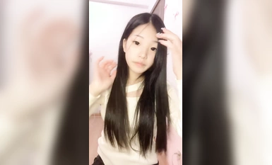 Tahimik at maayos na kapatid na babae! Ang cute at malambing ang mukha! Mga seksi na damit para akitin, naliligo sa banyo, ikinakalat ang kanyang masikip na puke nang malapitan, pinipilipit ang kanyang baywang at sumasayaw