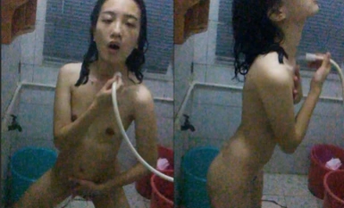 极度反差小姐姐【黄X珊】借高利贷无力偿还被迫用肉体补偿 脱光紫薇洗澡自拍做出各种淫态(2).