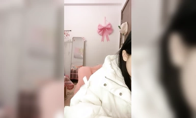 一臉呆萌00後妹妹！情趣裝短裙！扭腰擺臀露奶子，無毛嫩穴用筆插入，特寫視角極度誘惑