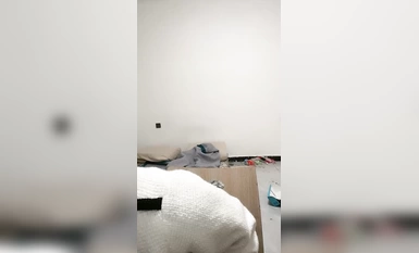 Magandang binibini! Itaas ang iyong damit na panloob at tingnan ang iyong mga suso! Naghubad siya at umikot, itinaas ang kanyang puwet at matabang puki, ibinuka ito nang malapitan