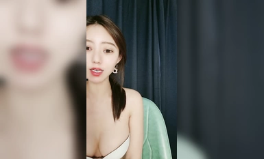 極品鄰家小妹露臉高顏值蝴蝶情趣內褲好騷，堅挺的奶子干凈的逼逼，風騷翹臀大秀直播，揉奶玩逼自慰呻吟可射