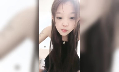 甜美00後花臂妹妹！全裸跳舞！一臉呆萌卡哇伊，特寫緊致小穴，妹妹還挺粉嫩