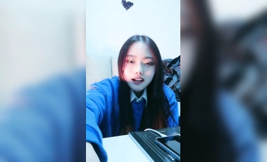 Seorang wanita muda yang kelihatan manis! Malah, ia sangat seksi! Puting bertatu pada faraj, menindik labia, tukang urut bergetar untuk melancap, orgasme yang indah