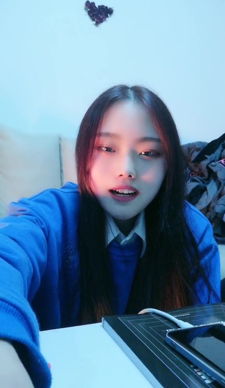 外表甜美小姐姐！其實騷的很！逼上紋身乳釘，陰唇上穿環，按摩器震動自慰，爽的高潮出水