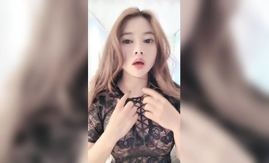 黒い絹のハイヒール露出顔Tバックパンツネットワーク赤い小さな野生の猫の素晴らしい大きなショーライブ誘惑、良い嫌がらせの外観を得るために水晶巨根舐める、ホットホットダンスマンコクローズアップ小道具ポンピング潮吹き