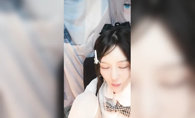 極品白虎美穴！網紅顏值小姐姐！帶上面具跳蛋自慰，超肥干凈美穴，跳蛋塞入拉扯