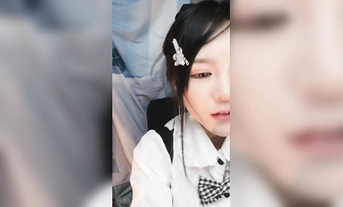 極品白虎美穴！網紅顏值小姐姐！帶上面具跳蛋自慰，超肥干凈美穴，跳蛋塞入拉扯