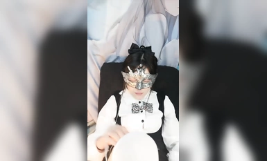 極品白虎美穴！網紅顏值小姐姐！帶上面具跳蛋自慰，超肥干凈美穴，跳蛋塞入拉扯
