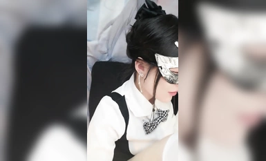 極品白虎美穴！網紅顏值小姐姐！帶上面具跳蛋自慰，超肥干凈美穴，跳蛋塞入拉扯