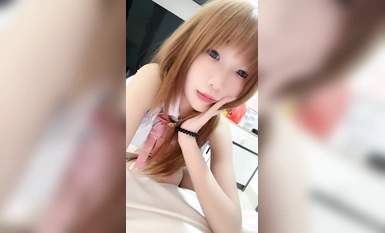 Cô gái dễ thương trong trang phục gợi cảm! Hãy thể hiện trước gương! Cô ấy có dáng người nhỏ nhắn và bộ ngực nhỏ, mông đẹp và âm hộ đầy đặn, khi chạm vào mình thì vặn eo và lắc lư hông, cực kỳ gợi cảm.