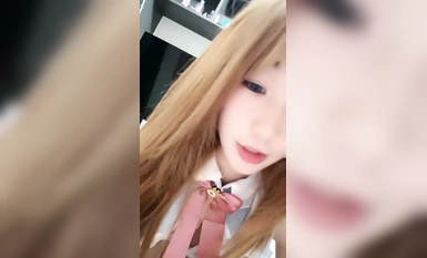 情趣裝呆萌美少女！鏡子前展示！嬌小身材貧乳，美臀肥穴翹起，自摸扭腰擺臀，極度性感