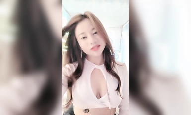 Bạn là con đĩ nhất. Bạn lộ mặt, đi tất và đi giày cao gót để cám dỗ bạn mọi lúc. Bạn tương tác với nhau và tạo ra những tiếng động dâm dục. Bạn xoa ngực và nghịch đạo cụ trên âm hộ của mình. cận cảnh âm hộ của bạn xuống.