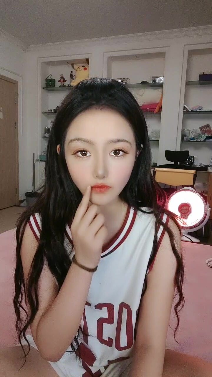 雪莉小可愛！網紅美女！美白絲襪美腿足交，穿上高跟鞋騎乘位，深插微毛騷穴