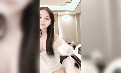 She's a very sexy internet goddess! Recently, the sea is quiet and cold! A line of beautiful pussy, fleshy body, self-touching pussy seduction