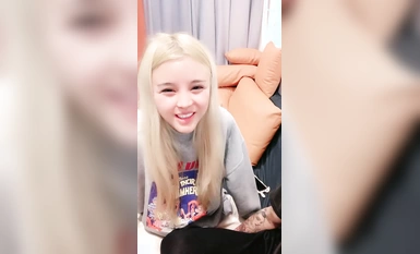 금발 미녀! 문신을 한 아름다운 웹캠녀! 초보자 여동생이 가슴을 보여주고 다리를 허리에 감고 섹스하고있어 너무 편안하게 타고 있습니다!