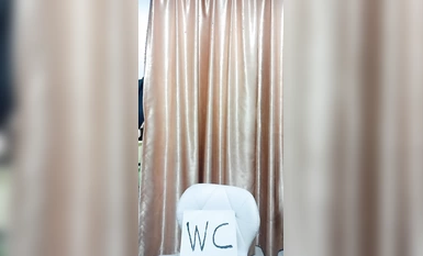 안경을 쓴 섹시한 황실 아가씨! 흰 셔츠를 벗고 뜨거운 춤을 추고 있습니다! 다리를 공중에 띄우고 서있는 자세의 섹시한 소녀, 침대 깊숙이 승마 자세로 매우 매혹적인 표정으로 얼굴에!