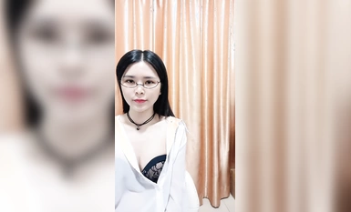 眼鏡性感騷御姐！白襯衣脫衣熱舞！炮友站立扛腿操逼，床上騎乘位深插，表情極度誘惑