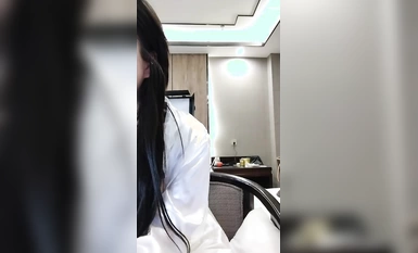 極品尤物網紅女神！近期下海文靜高冷！情趣內褲一線天肥穴，掰開特寫，小穴非常緊致