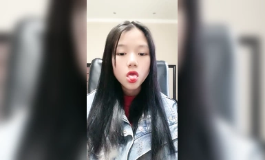 00後無敵呆萌妹妹！一線天饅頭美穴！小舌頭舔炮友大屌，雙指扣穴自慰，懟著嫩穴猛操