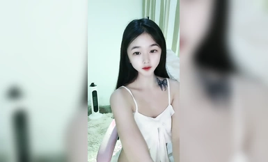 清純系天花板！甜美妹妹好久沒播！嬌小身材扭腰擺臀，超會玩扣穴噴水，妹妹極度淫騷