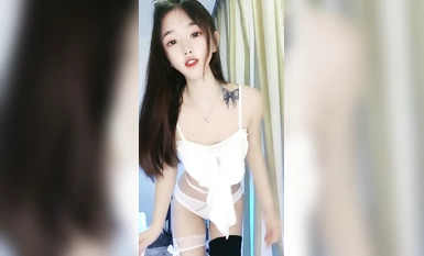 Purong kisame! Matagal nang hindi nai-broadcast si Sweet Sister! Ang maliit na katawan ay hubad at mapang-akit, ang basong pamalo ay hinihimas ang puke at naglalaro sa iba't ibang posisyon